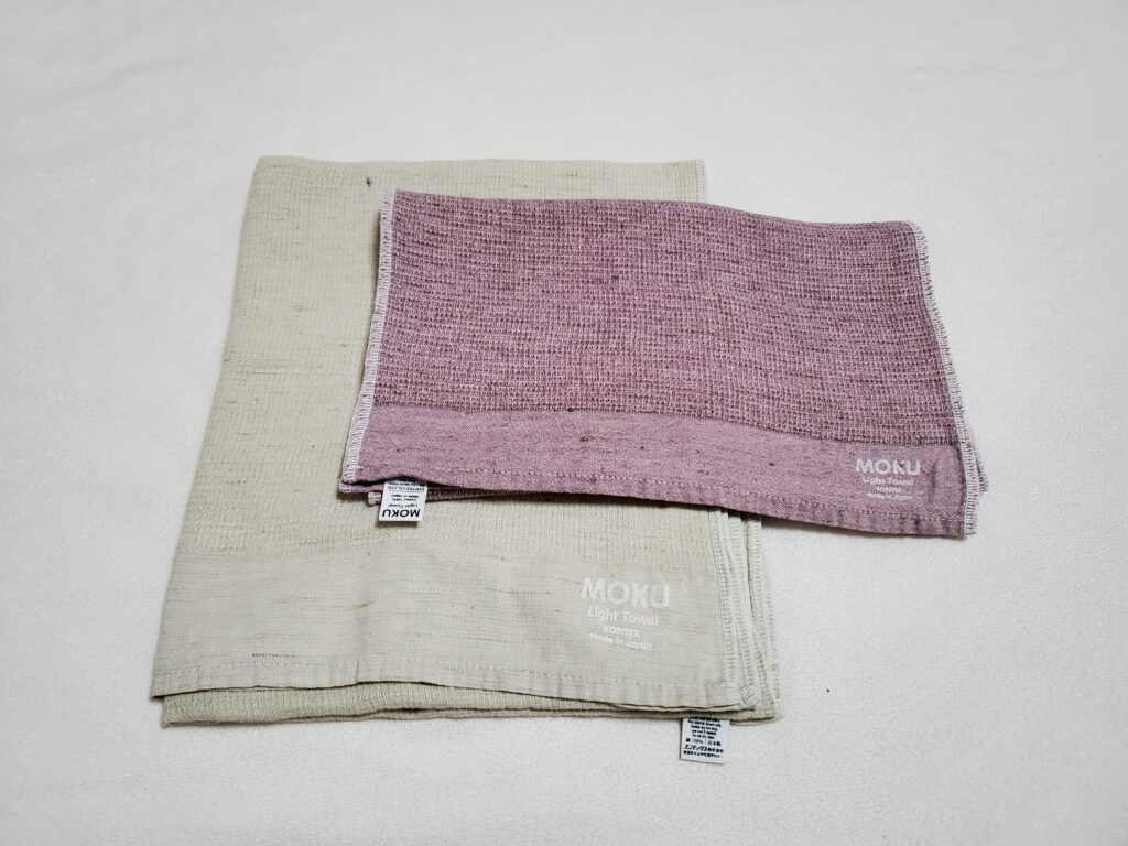 MOKU Light TowelのLサイズ(左)とMサイズ(右)