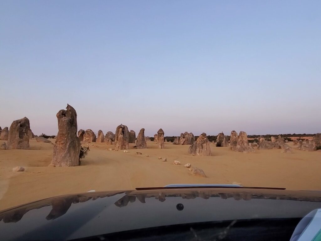 ドライブ中の奇岩群の景色