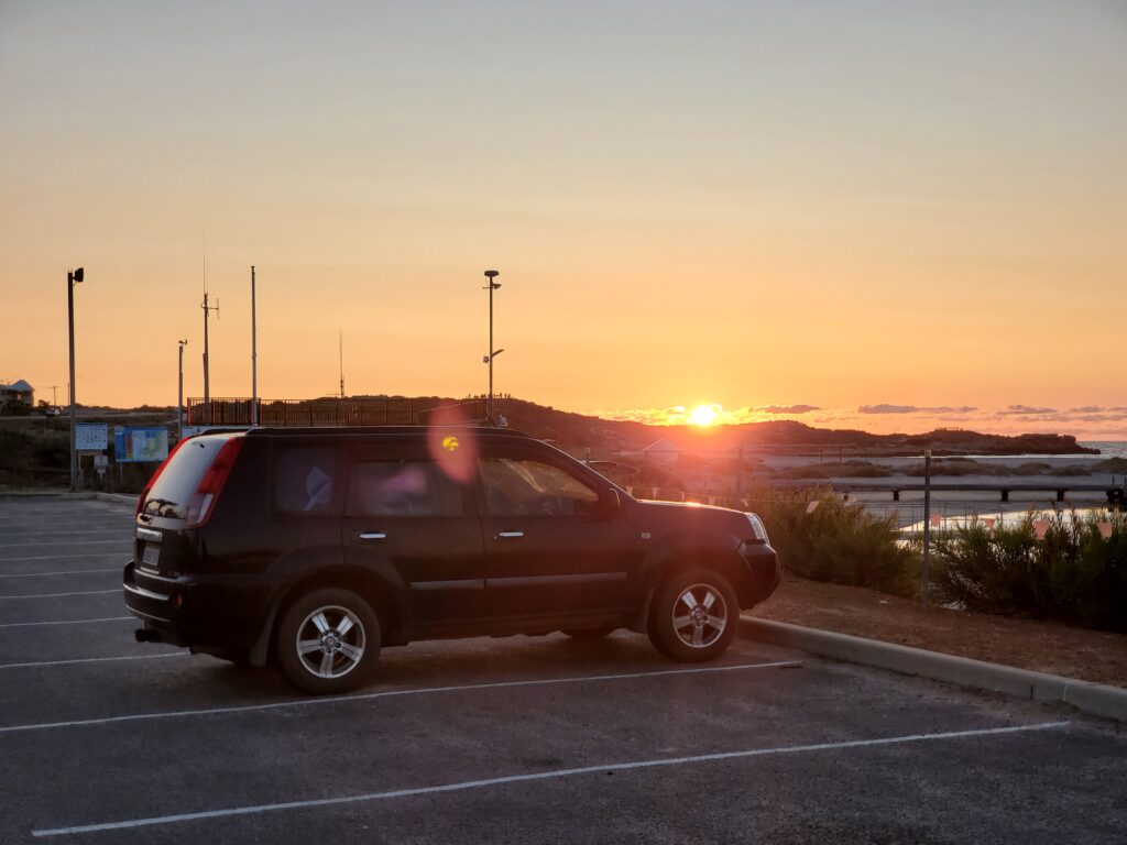 愛車と夕日