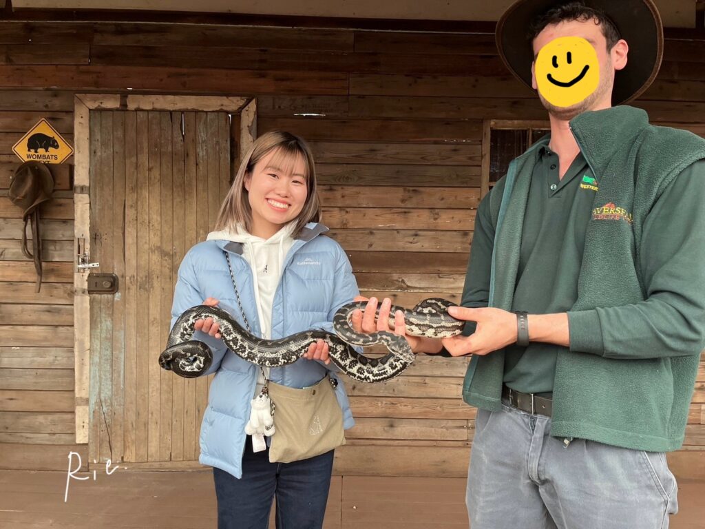 ヘビとのふれあい写真