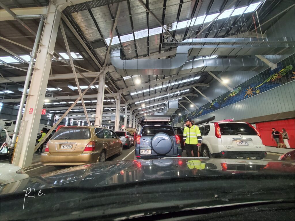 乗り場到着後、車の列に並んでいる様子