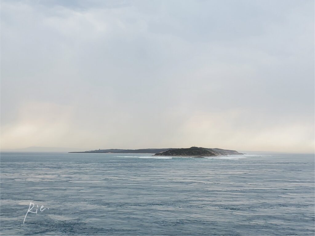 途中の海上に現れた小さな島