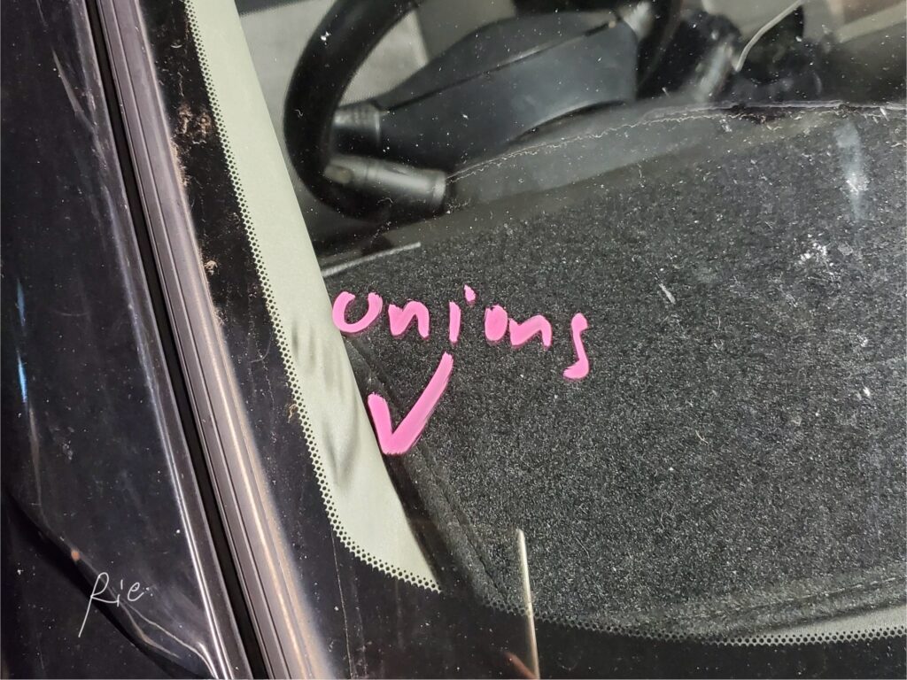 フロントガラスに書かれたOnionsの文字
