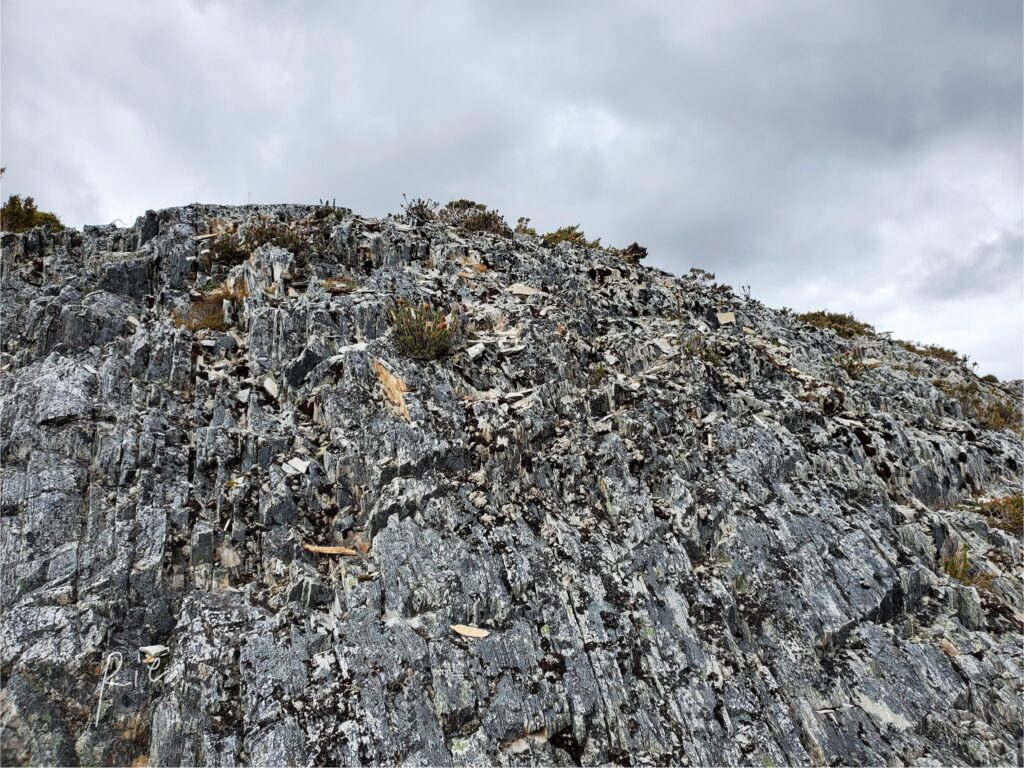 道中にあった迫力のある岩山