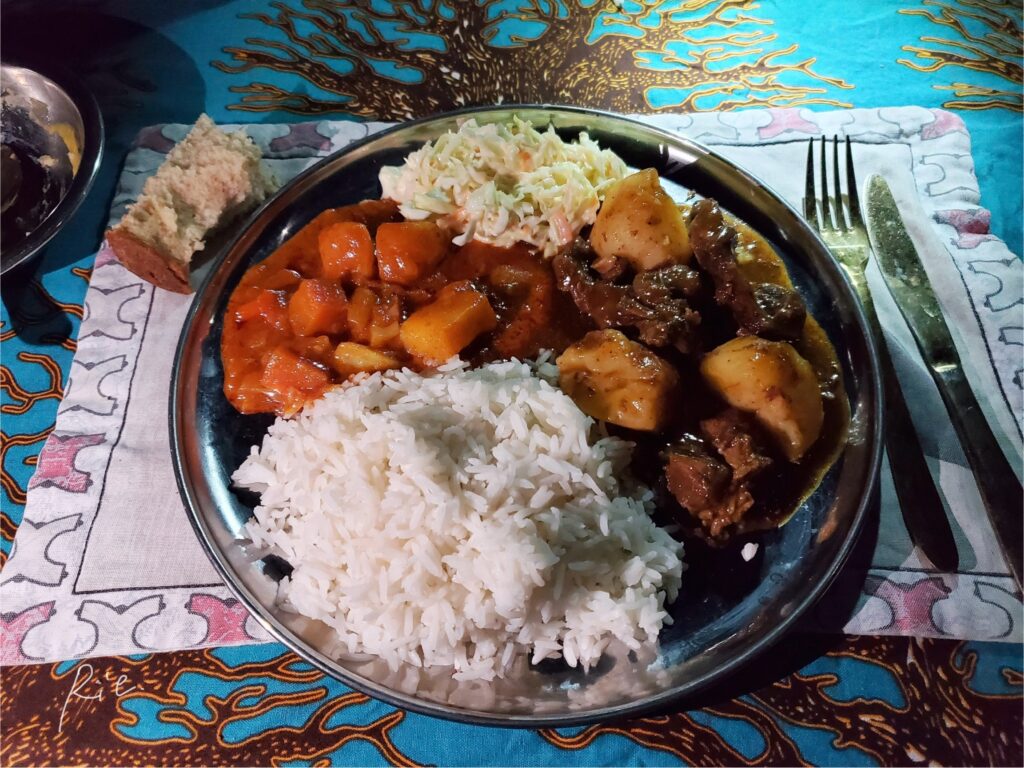 夕食のカレーとコールスロー