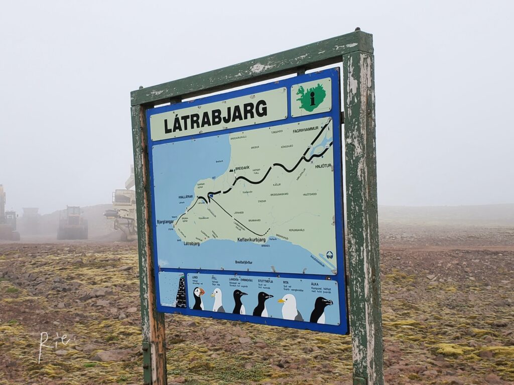 Látrabjargの案内看板