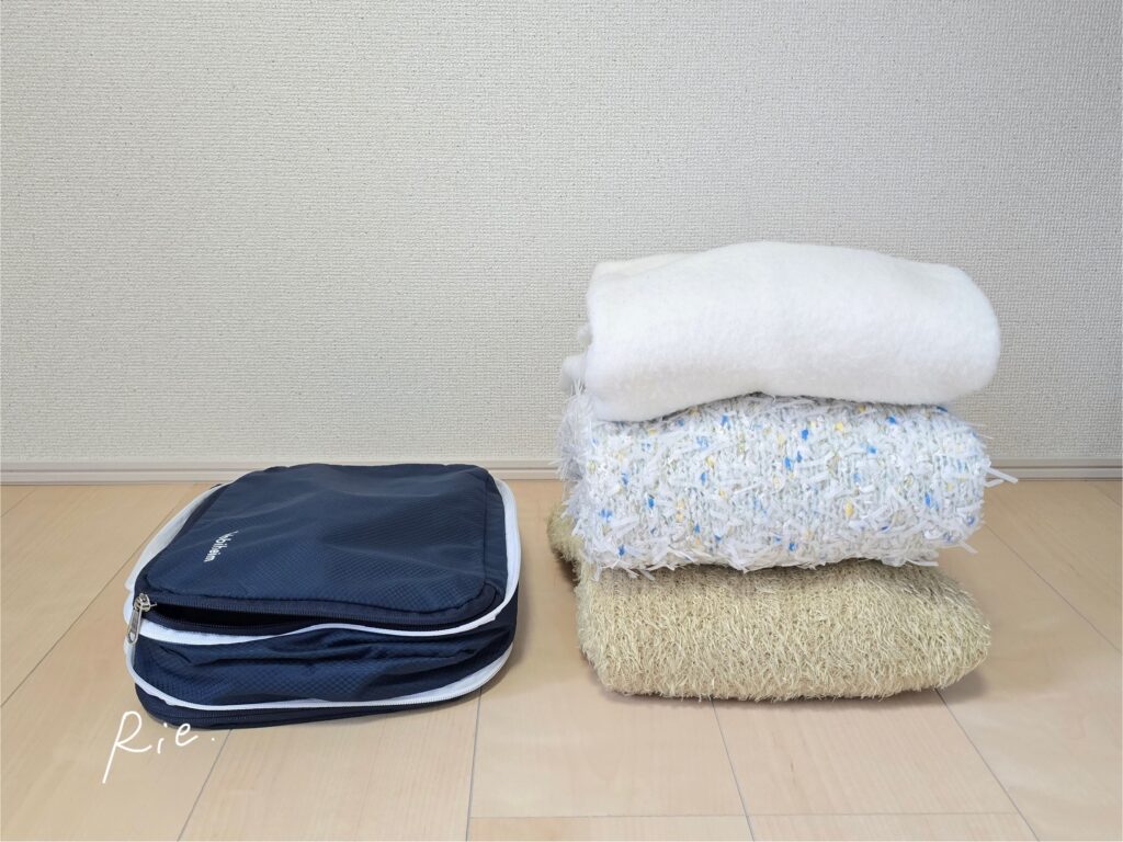 圧縮ポーチと圧縮するニット3枚