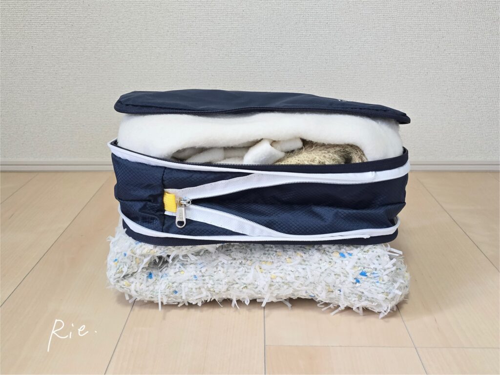 ニットをポーチに収納している図①