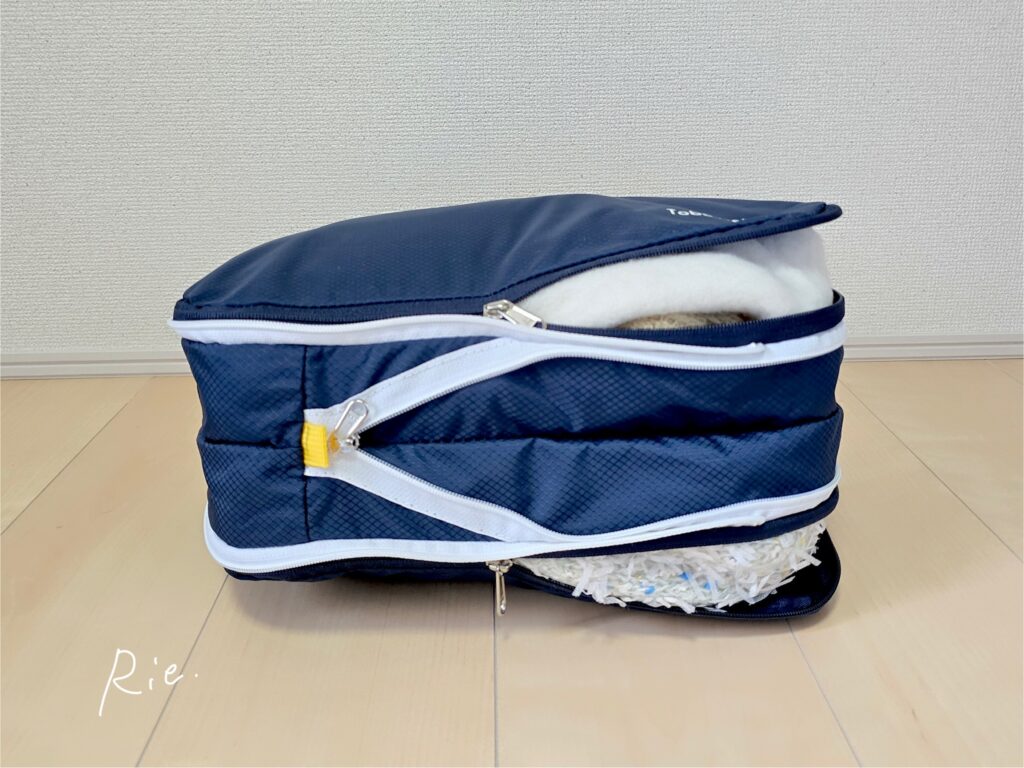 ニットをポーチに収納している図②