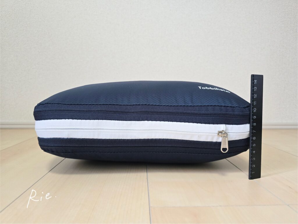 ニット3枚を圧縮ポーチに入れたときの厚み