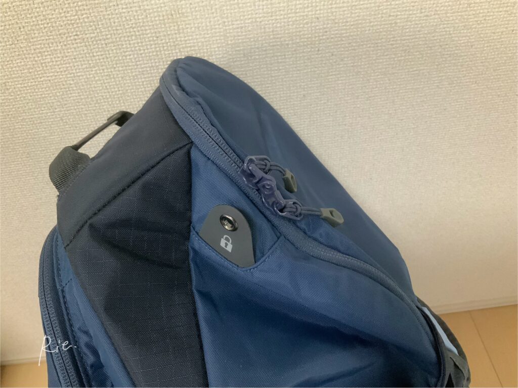 メインスペースがファスナー式で南京錠取り付け輪っかがあるバックパック