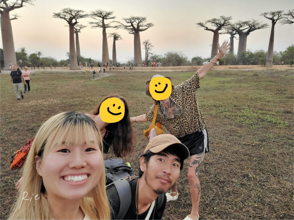 一緒に旅をした4人で撮った記念写真