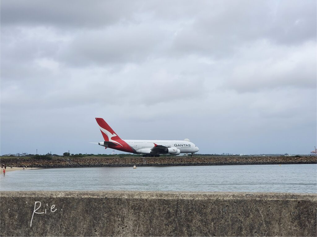 駐車場から見たカンタス航空の飛行機