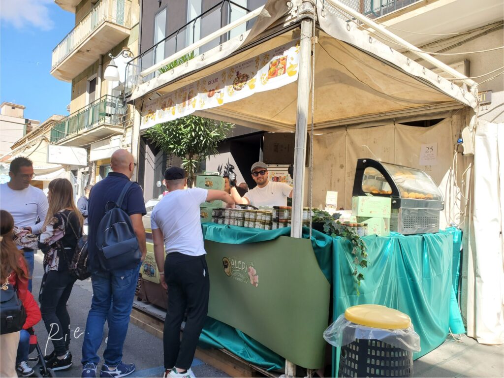 アランチーノを購入した店とポーズを決めてくれた店の兄やん
