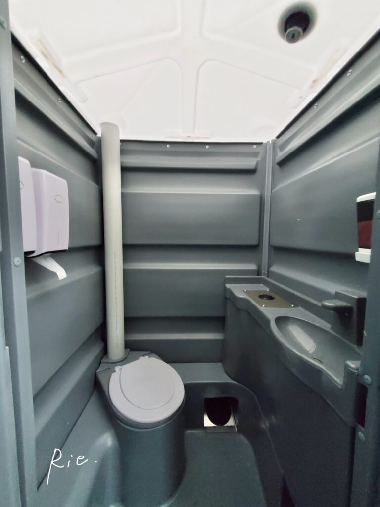 仮説トイレの内部