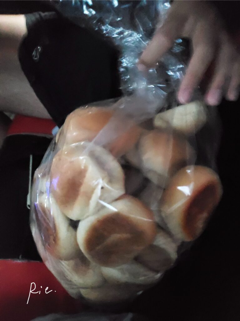 袋に入った大量のパン