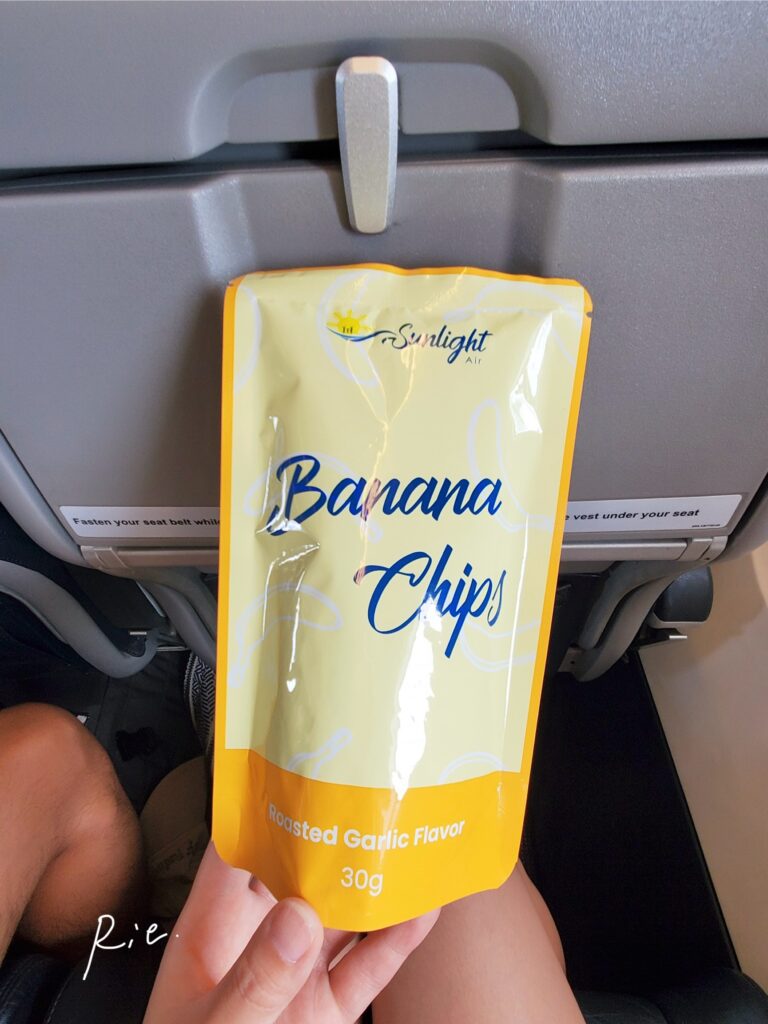 機内でもらったバナナチップ
