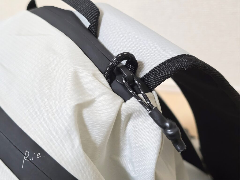 上部ポケットのファスナーを輪っかに通した様子