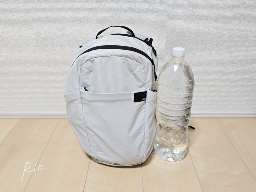 バックパックと2Lペットボトルとの大きさ比較