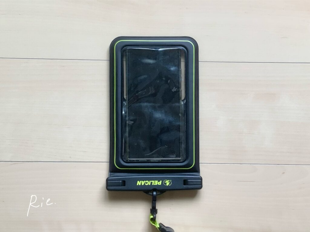 Galaxy S24 Ultraを入れたペリカン防水ポーチ(画面側)