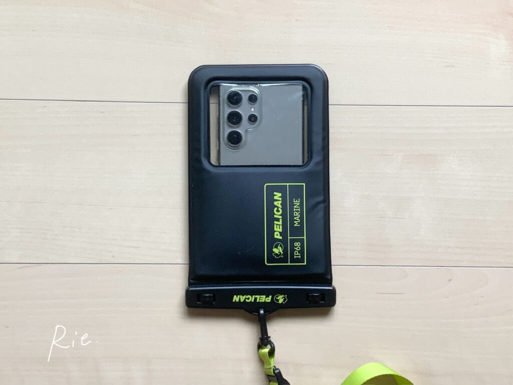 Galaxy S24 Ultraを入れたペリカン防水ポーチ(カメラレンズ側)