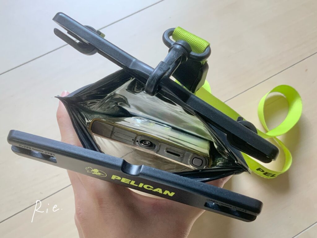 Galaxy S24 Ultraを入れた状態(ポーチの上から見たとき)