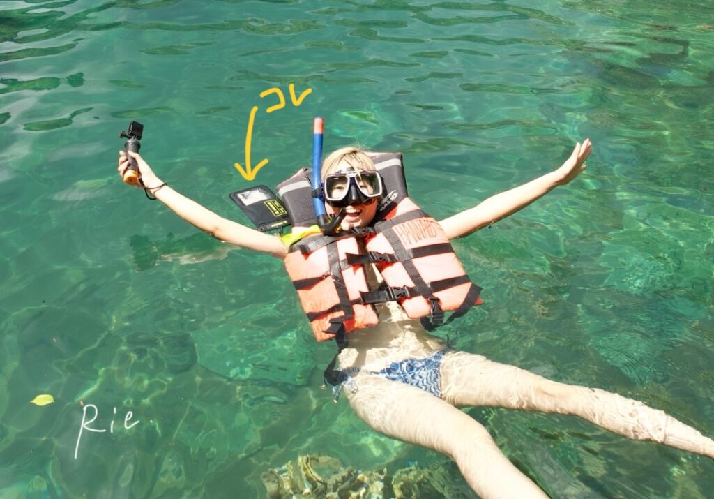 ペリカン防水ポーチが水面に浮いている様子
