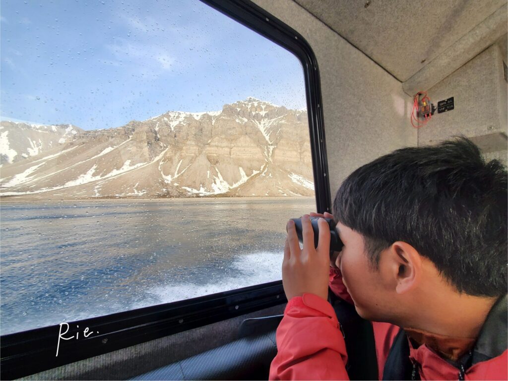 双眼鏡を使って外を見ている様子