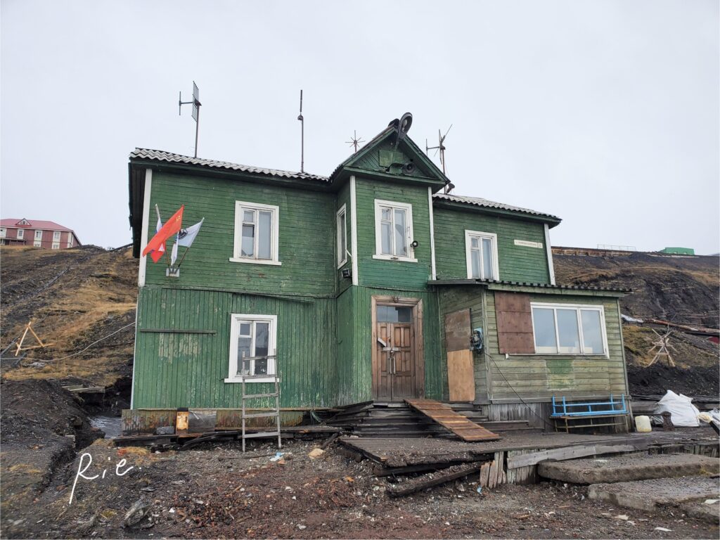 建物とソ連の国旗