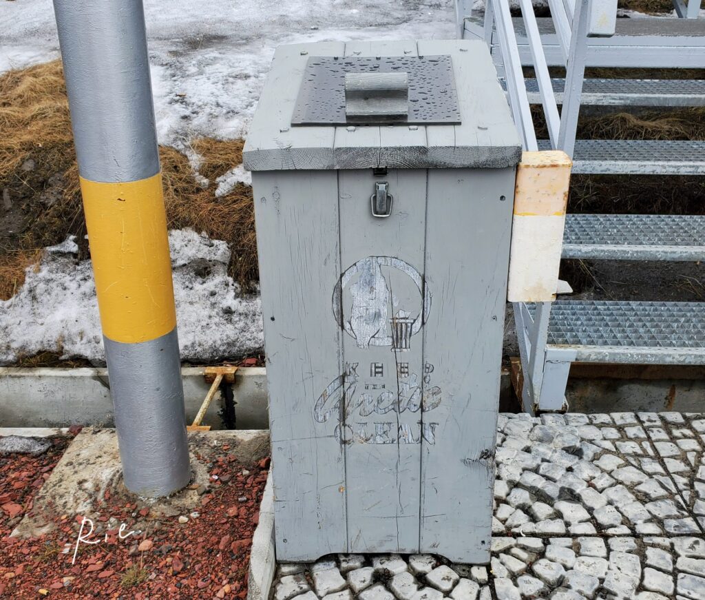 ホッキョクグマの絵が描かれているゴミ箱