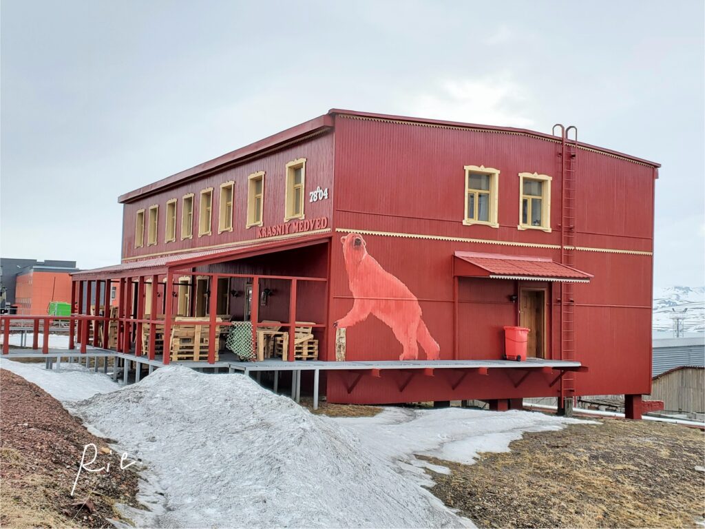 ホッキョクグマの絵が描かれている建物