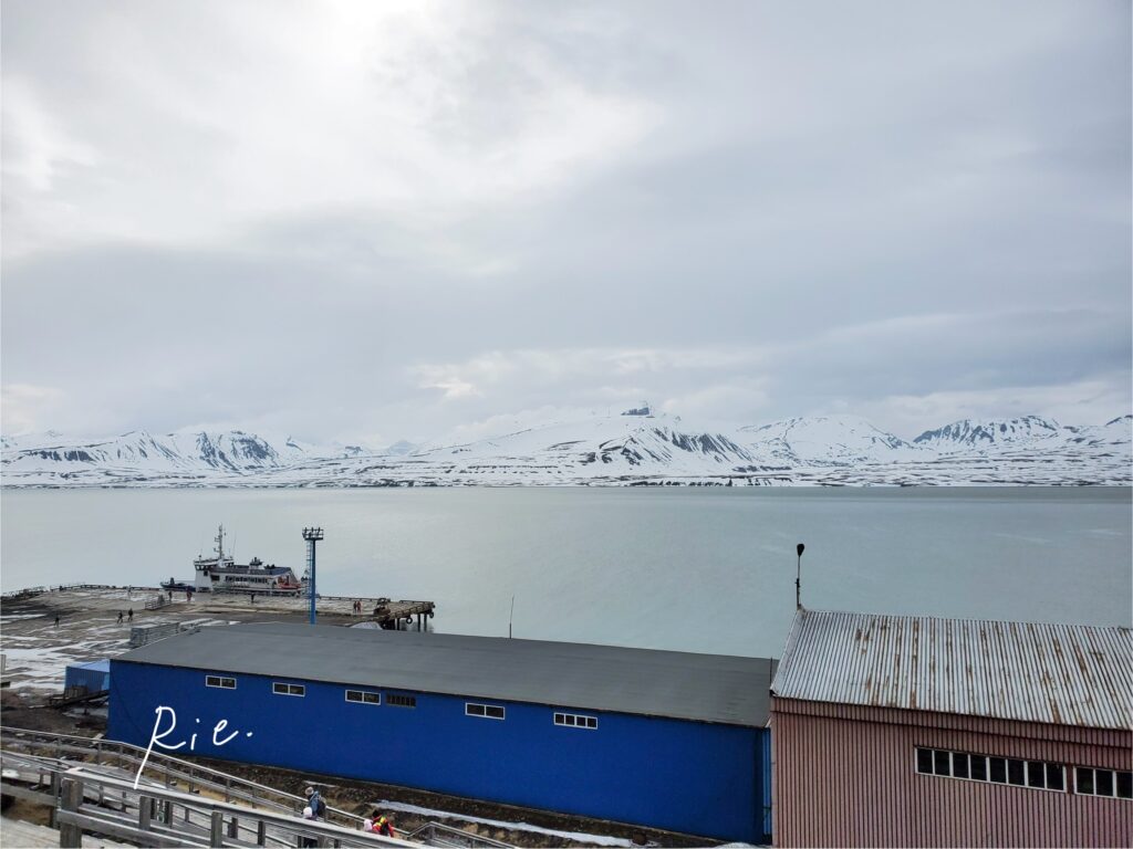 町から見える海側の景色