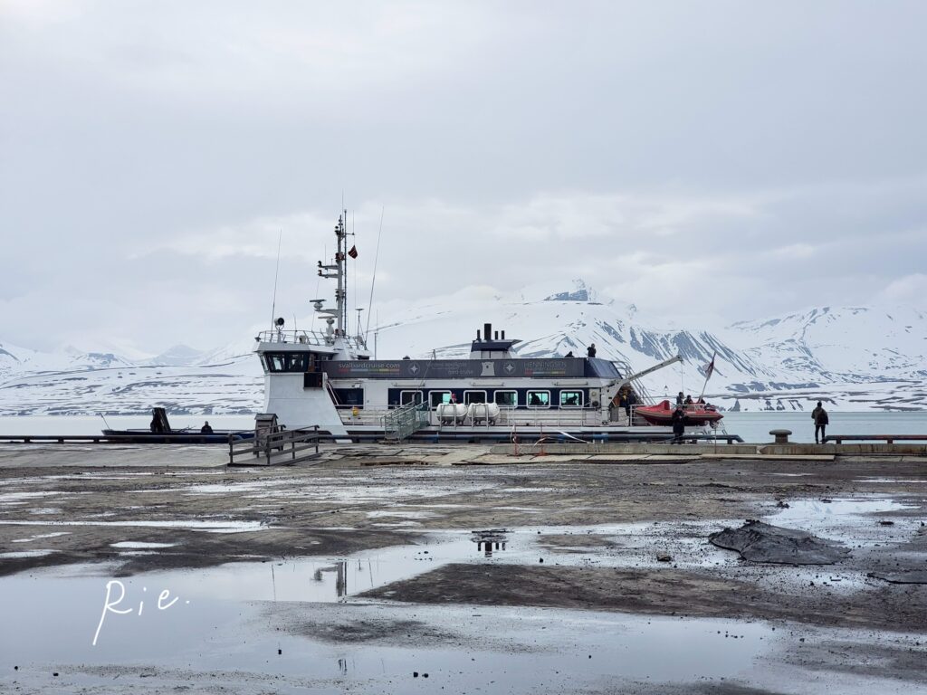 我々が乗っている船と雪を被った山々