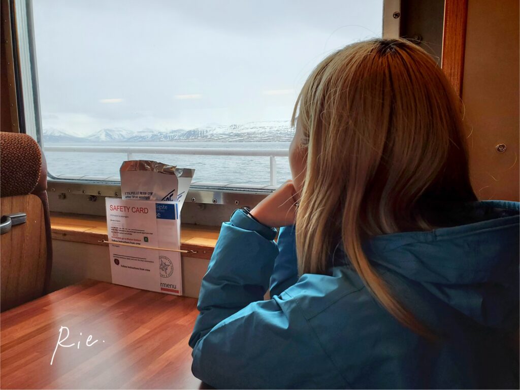 室内から外の景色を眺める私