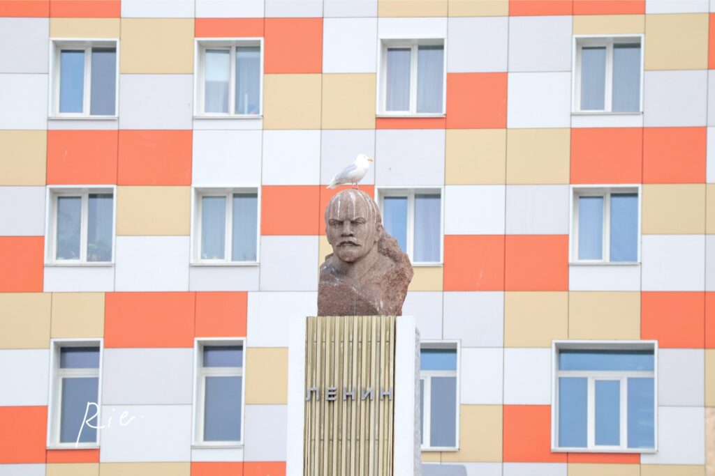 像の上に立つカモメ