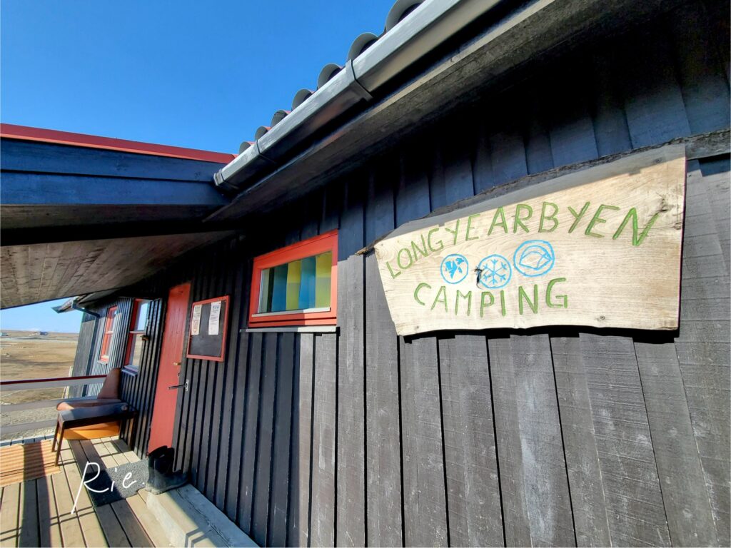 キャンプ場の建物入り口