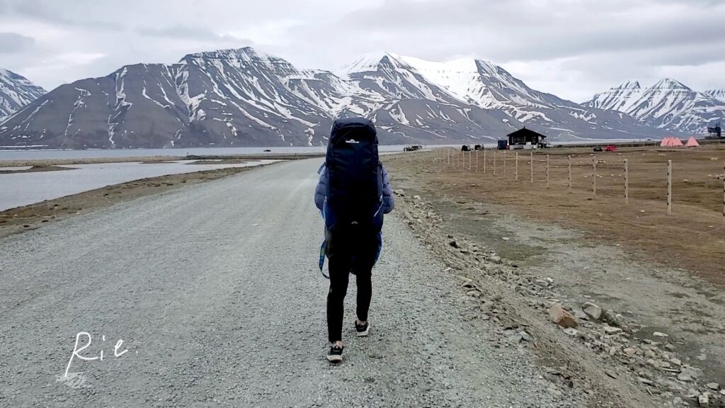 キャンプ場の正面ゲートまで歩いていく様子