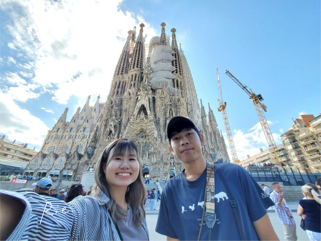 アウトカメラで撮った自撮り写真(高い建物をバックに)