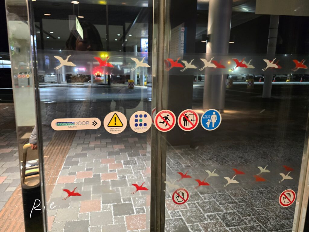 タンチョウ柄のドア