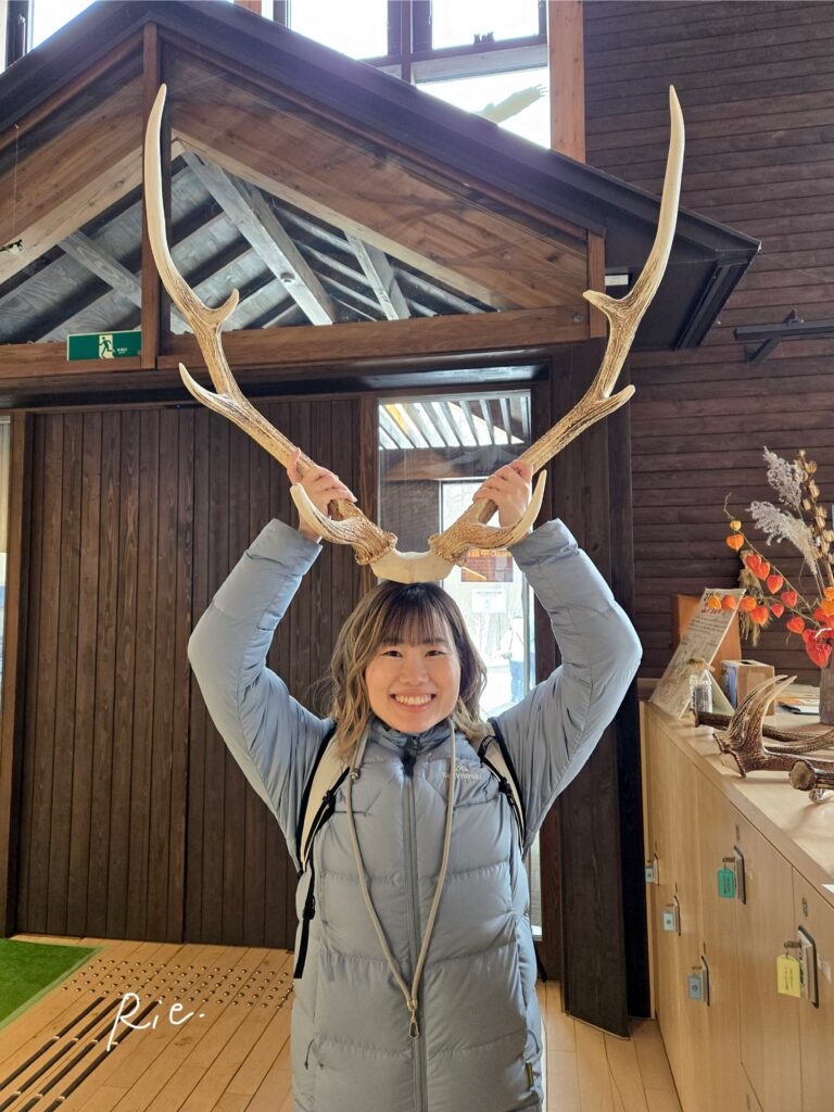 鹿の角で記念撮影