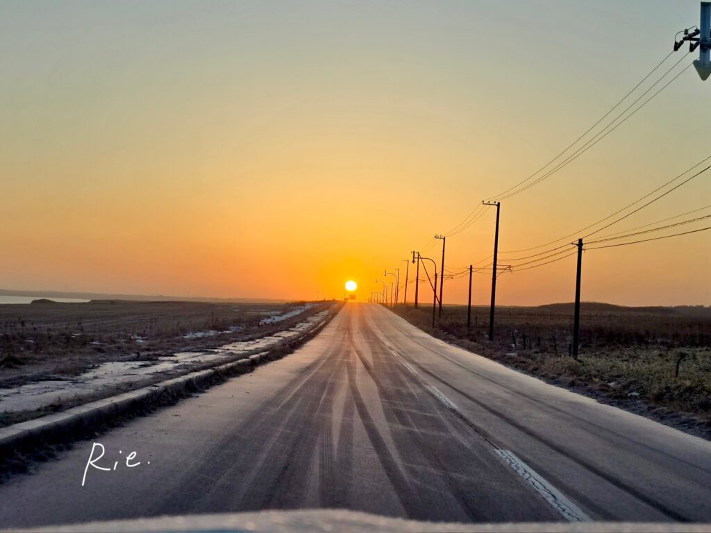 ドライブ中の朝日