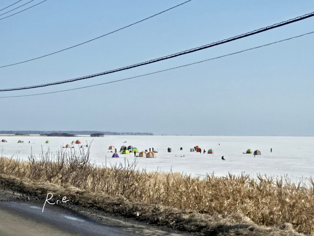 ワカサギ釣りをしている人々