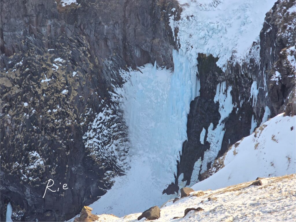 凍っているフレペの滝