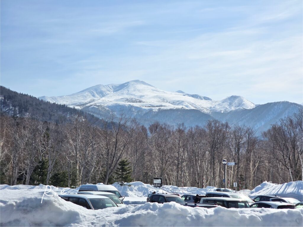 知床自然センターから見た山々
