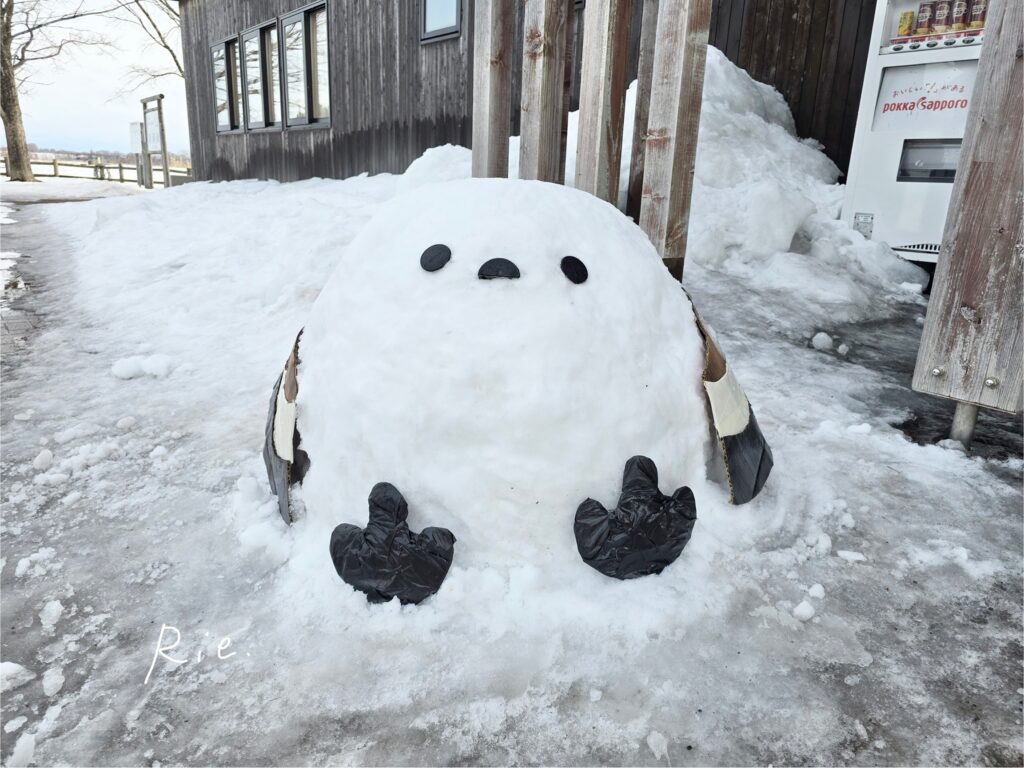 雪で作られたシマエナガ