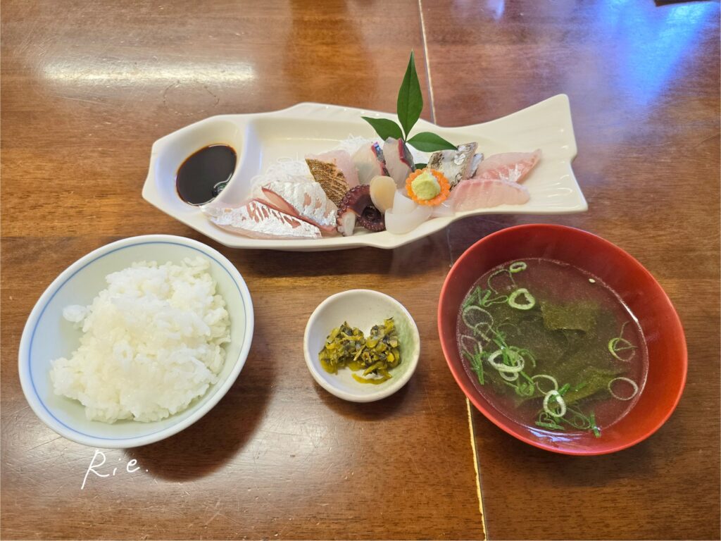 刺身盛り合わせと白米